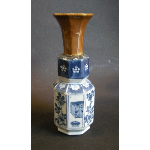 Small vase octagonal porcelain "blue and white" the neck enamelled Brown - Kangxi period
